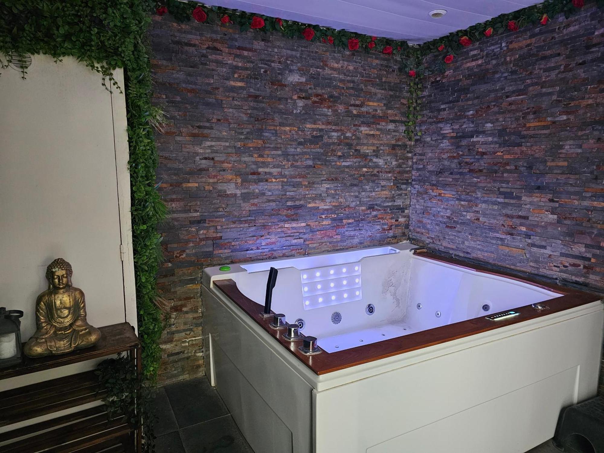 Les Bulles Medievales - Appartement Dedie Au Bien Etre Avec Spa - Netflix Et Wifi - Climatisation Carcassonne Luaran gambar